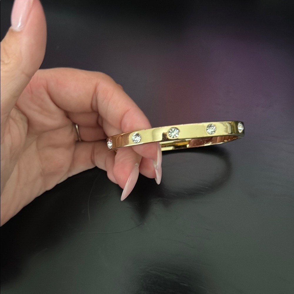 Elegant Gold Bracelet with Crystal Accents